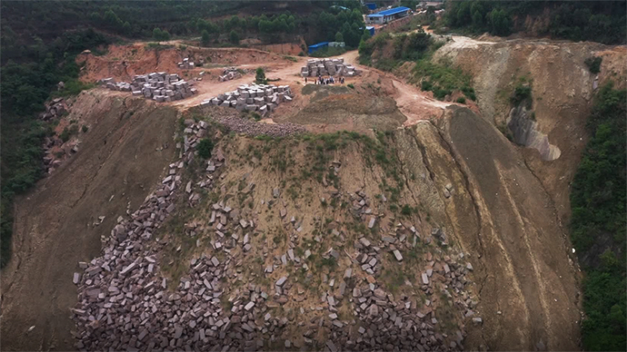 岑溪市糯垌大福花岗岩矿采矿废土废石沿山体随意倾倒 督察组供图