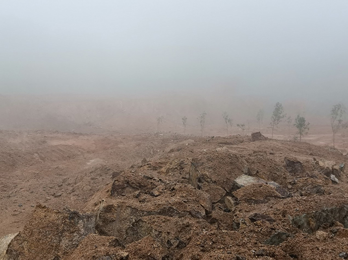 2020年9月获批梧州市市级绿色矿山的岑溪市糯垌大福花岗岩矿，绿色矿山考核意见绿化率达到85%以上，但现场核实绿化率不足20% 督察组供图