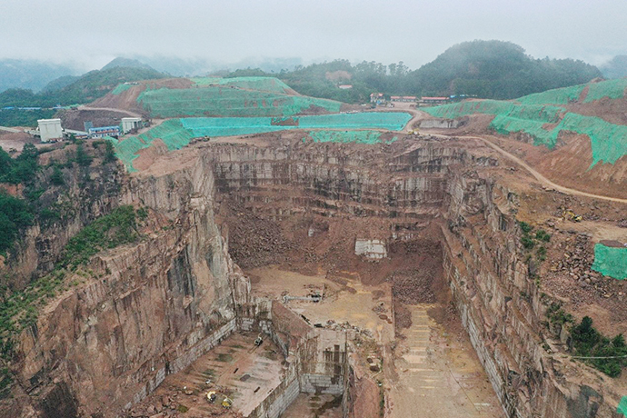 岑溪市康利石材有限公司花岗岩矿采取“一面墙”方式开采 督察组供图