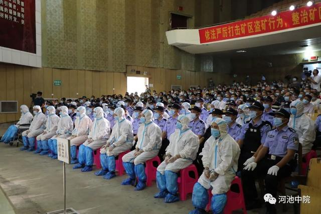▲蒙某强等20名被告人在法庭上接受宣判